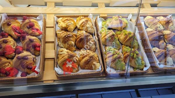 Signature Switzerland - Macarons et Viennoiserie