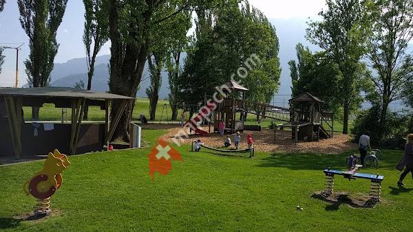 Spielplatz mit Grillhäuschen